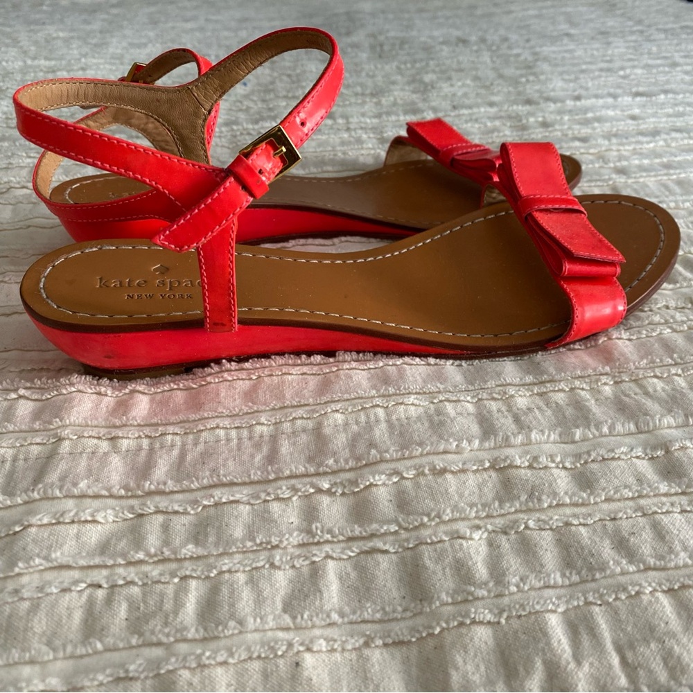Kate Spade Vintage Bow Toe Glossy Patent Coral Sandals Vacay Leather Bottom 9.5
